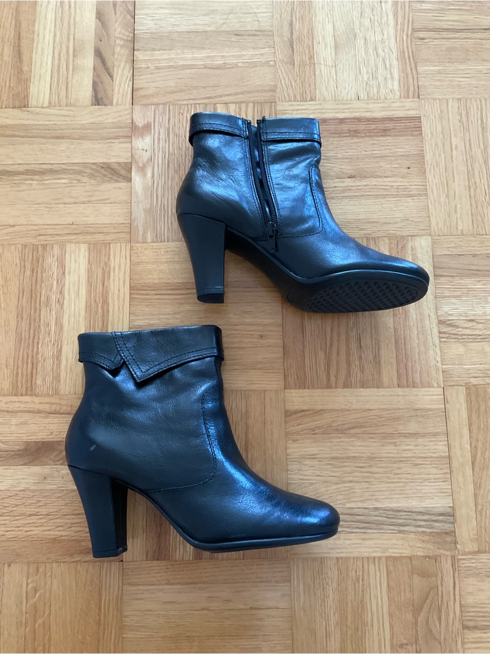 Aerosoles Aerolite Classic Black Leather Women's Ankle Heeled Boots - 7M